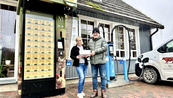 Metsavenna talu peremees Meelis Mõttus ja pikaaegne müüja Ruth Kuuba ööpäev ringi töötava müügiautomaadi ees. Nad hoiavad käes peatselt müügile tulevat kvaliteetjuustude ja sõira pakendit, kus kuus juustu ja sõir. Müügiautomaat töötab miinus 25 ja kuni 60 kraadi vahemikus. FOTOD: Kalev Annom